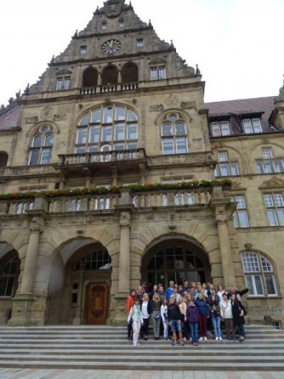 Uczestnicy spotkania przed Bielefeldzkim Ratuszem